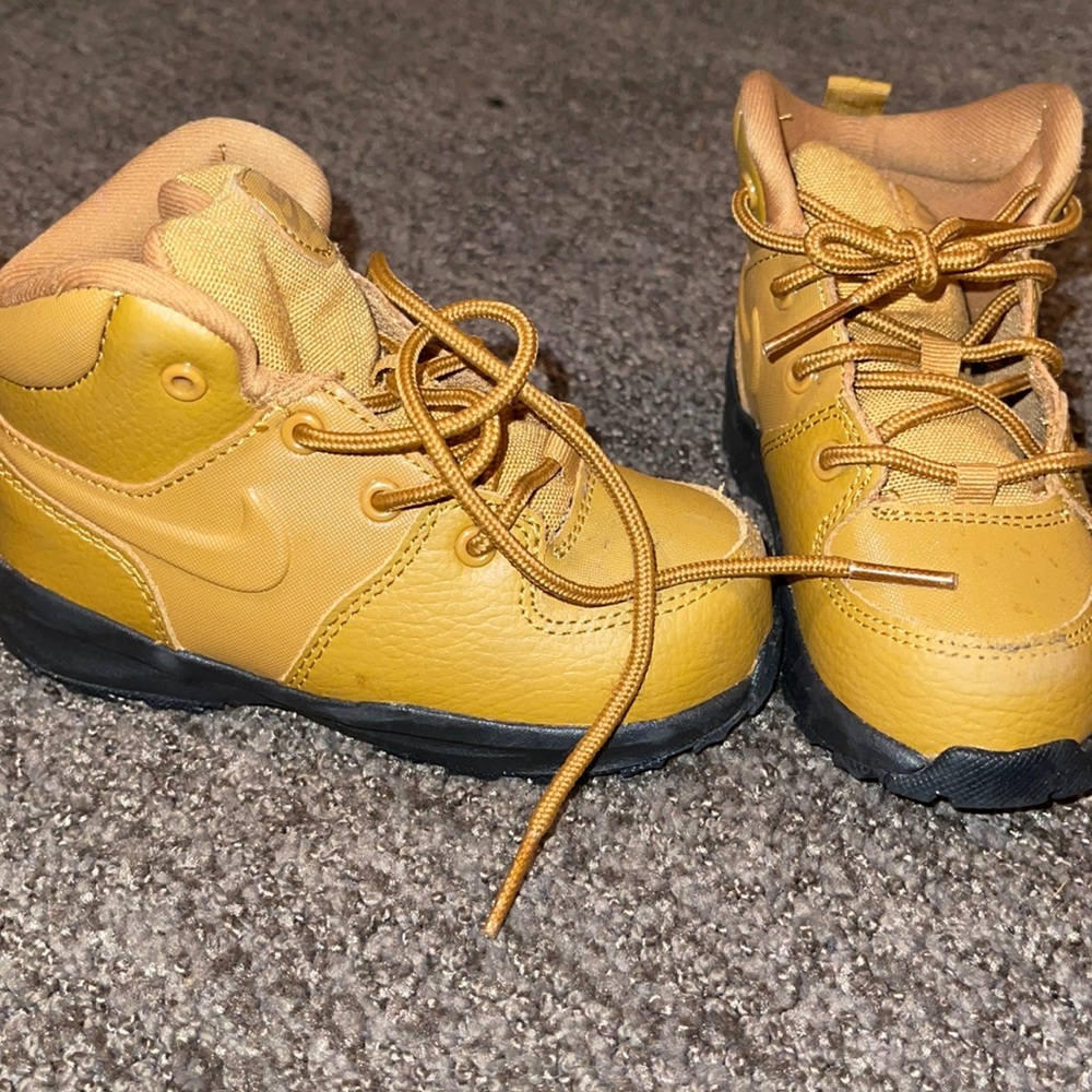 Toddler Nike boots